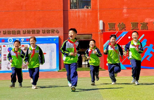 内蒙古鄂尔多斯东胜区铁路学校：校园“小空间” 体育“大舞台”